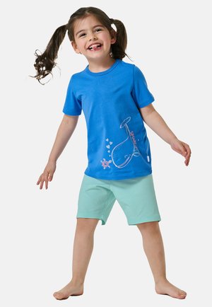 Niebieska koszulka z krótkim rękawem z grafiką wieloryba i sercami; zestawiona z miętowymi szortami, wykonanymi z miękkiego materiału, odpowiednia na co dzień.