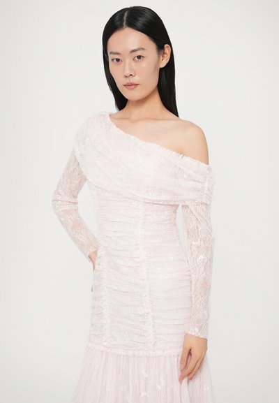 Jasnoróżowa sukienka z odkrytymi ramionami i długimi koronkowymi rękawami. Posiada marszczoną fakturę i rozszerzany dół, wykonana z delikatnej, przezroczystej tkaniny.