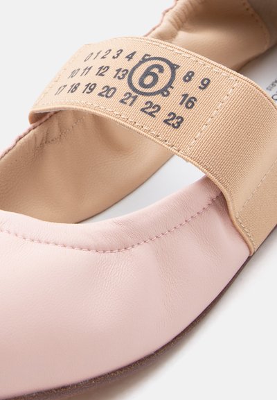 Svetlo roza usnjen baletni čevelj s prožno bež trakcem, na katerem je natisnjen črni številčni motiv in zaokrožena številka šest.