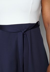 Anna Field Curvy Φόρεμα από ζέρσεϊ - dark blue/white