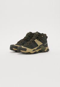 Czarne i oliwkowe buty trekkingowe z oddychającą siateczką, gumową podeszwą, wyściełanym kołnierzem i wzmocnionym czubkiem; posiadają sznurówki typu bungee.
