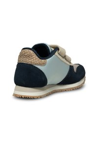 Niska obuća na čičak u tamnoplavoj i svijetloplavoj koži s teksturiranim bež stražnjim dijelom. Gumeni potplat sadrži cik-cak uzorak za bolju prianjajuću stabilnost.