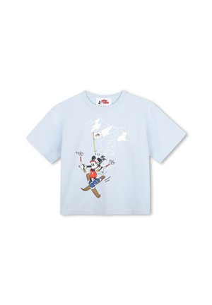Lichtblauw T-shirt met korte mouwen met een skiën cartoonmuis in rode kleding en een besneeuwde berg op de achtergrond.