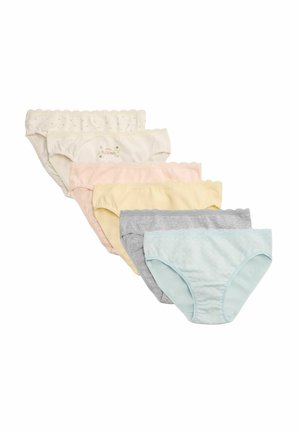 Seis pares de ropa interior de algodón para niñas en colores pastel, dispuestos superpuestos desde azul claro hasta blanco, con detalles florales y de encaje.