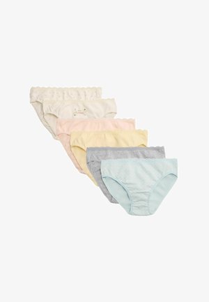 Seis pares de ropa interior de algodón para niñas en colores pastel, dispuestos superpuestos desde azul claro hasta blanco, con detalles florales y de encaje.