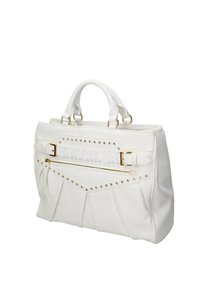 Sac à main en cuir blanc avec un design plissé, des accents dorés, un détail de logo, une poche zippée et une bordure cloutée. Anses doubles pour le transport.