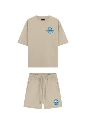 Beige T-shirt met korte mouwen en korte broek set met blauwe cartoon aap op de linkerborst en linkerbeen, elastische tailleband bij de korte broek.
