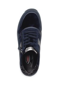 Sneaker in nabuk blu navy con accenti argentati, design con lacci, colletto testurizzato e interno a motivi. Punta arrotondata e suola in gomma bianca.