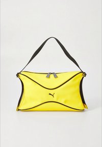 Sac synthétique jaune avec une surface texturée, présentant un design incurvé, des accents noirs et une fermeture à double fermeture éclair.