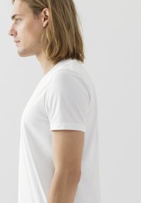Bílý krátký rukáv tričko vyrobené z měkké bavlny. Disponuje kulatým výstřihem a hladkým, netexturovaným povrchem.
