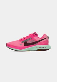 Chaussure de course rose vif avec une tige en mesh respirant, des accents noirs, une semelle rembourrée et un logo "ZoomX" distinctif sur le côté.