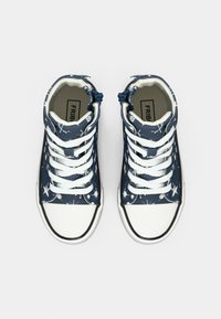 Μπλε ναυτικού χρώματος αθλητικά παπούτσια ψηλού τύπου με λευκό μοτίβο αστεριού, λευκά κορδόνια και καουτσούκ προστατευτικό στο μπροστινό μέρος. Ενισχυμένες οπές κορδονιών και υφασμάτινο άνω μέρος με υφή.