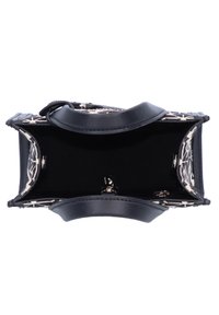 Borsa a tracolla a tema bianco e nero con una forma strutturata, dettagli in pelle e due manici superiori. L'interno presenta una fodera nera uniforme.