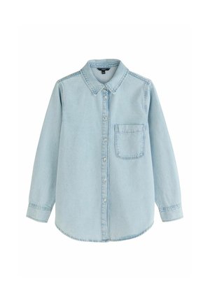 Cămașă din denim albastru deschis cu mâneci lungi, nasturi pe întreaga lungime, un buzunar pe piept și guler pliat, așezată plat pe un fundal alb.