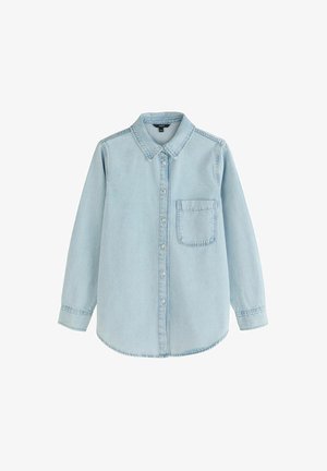 Cămașă din denim albastru deschis cu mâneci lungi, nasturi pe întreaga lungime, un buzunar pe piept și guler pliat, așezată plat pe un fundal alb.
