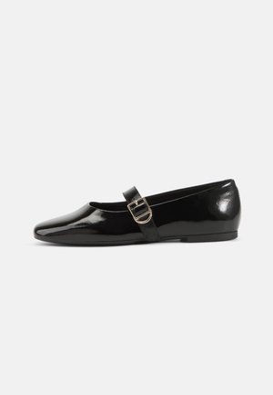 Sapatilhas de verniz preto com bico pontudo e uma única alça ajustável com fivela em tom dourado. Textura suave e perfil baixo.