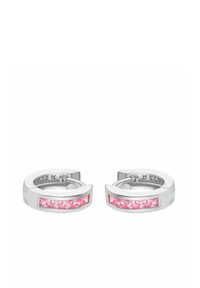 Orecchini a cerchio in argento con inserto in cristallo rosa a forma rettangolare. Superficie liscia e lucida con un design moderno.