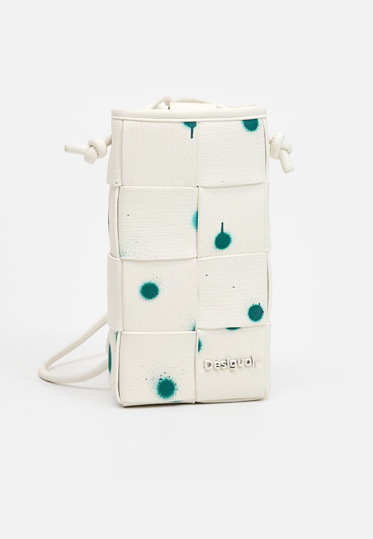 Kleine witte geweven crossbody tas met teal schilderachtige spetters en een verstelbare koordriem, merk "Desigual" in de onderste hoek aan de voorkant.