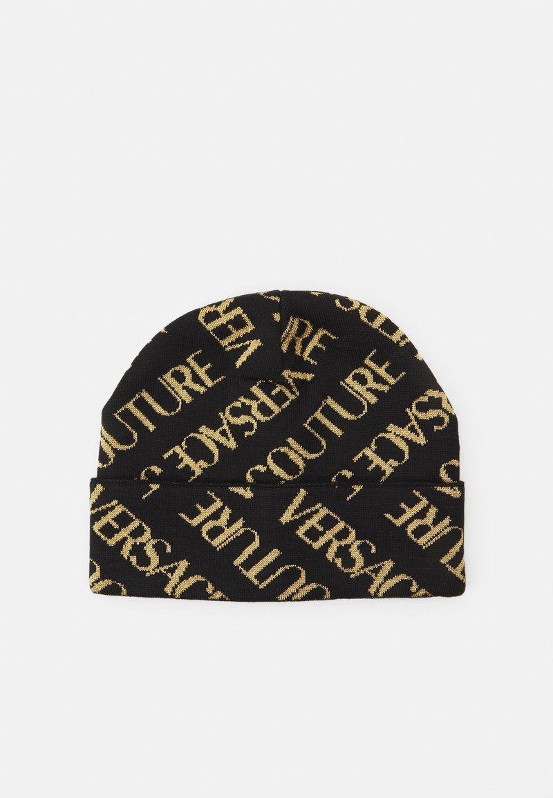 Bonnet en tricot noir avec un revers plié présentant un motif de texte doré en diagonale répétant "VERSACE COUTURE".