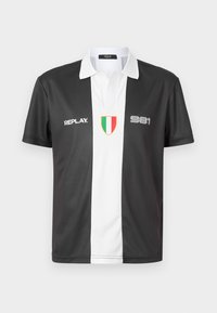 Sort-hvid kortærmet polo skjorte med krave, der har "REPLAY" logo, "981" nummer og italiensk flag emblem på forsiden.