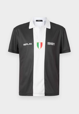 Zwart-witte polo met korte mouwen en kraag, met het "REPLAY" logo, het nummer "981" en het Italiaanse vlagembleem op de voorkant.