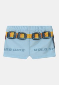 Calções de banho azuis com um design de cinto impresso amarelo. Apresenta o texto "MOLO SCUBA DIVE" em cinza escuro. Cintura elástica para conforto.