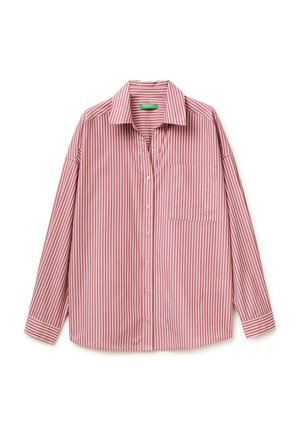 Langärmliges Hemd mit rosa-weißen vertikalen Streifen, Knopfleiste, Kragen und Brusttasche, flach auf einem weißen Hintergrund ausgelegt.