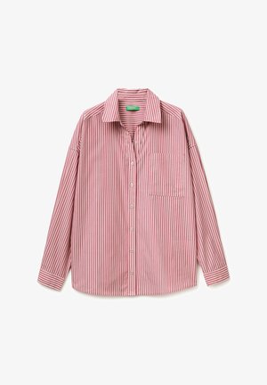 Camicia a maniche lunghe a righe verticali rosa e bianche con bottoni, colletto e taschino sul petto, distesa su uno sfondo bianco.