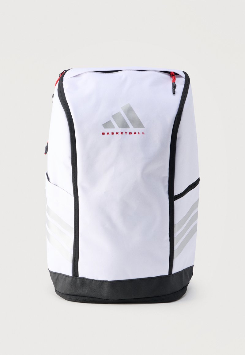 Λευκό και μαύρο σακίδιο μπάσκετ Adidas με κόκκινες τσουγκράνες φερμουάρ και ανακλαστικό λογότυπο στο μπροστινό μέρος, σε απλό φόντο.