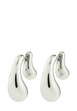 Orecchini a goccia in metallo argentato con superficie liscia e riflettente e forma fluida, dotati di chiusura a perno.