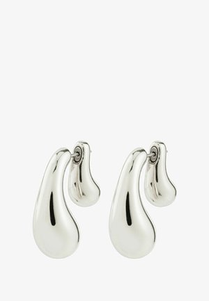Orecchini a goccia in metallo argentato con superficie liscia e riflettente e forma fluida, dotati di chiusura a perno.