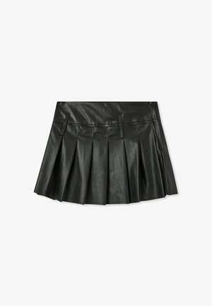 Gonna nera plissettata in ecopelle, caratterizzata da una texture liscia e una vita strutturata con dettagli laterali per una vestibilità sicura.