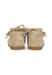 Scarpe mocassino in suede beige con punta rotonda, suola piatta in gomma e frange decorative in azzurro chiaro e giallo.