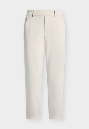 Beige rechte broek met riemlussen, zijzakken en een voorritssluiting tegen een effen achtergrond.