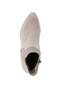 Bottines beiges en suède doux avec un bout pointu, un haut élastique côtelé et une fermeture éclair sur le côté pour un enfilage facile. Texture lisse tout au long.