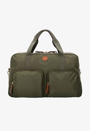 Borsa duffel verde in nylon con doppi manici superiori, due tasche anteriori con zip, dettagli in vera pelle marrone e accessori in metallo dorato. Texture liscia in tutto il prodotto.