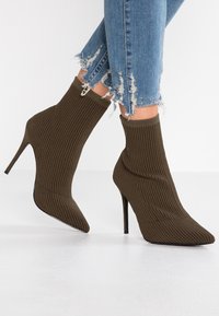 Miss Selfridge Botki na obcasie