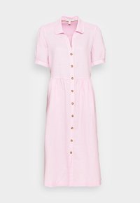 Różowa lniana sukienka koszulowa z krótkimi podwiniętymi rękawami, guziki z przodu oraz elastyczną talią. Gładka tekstura i długość do kolan.