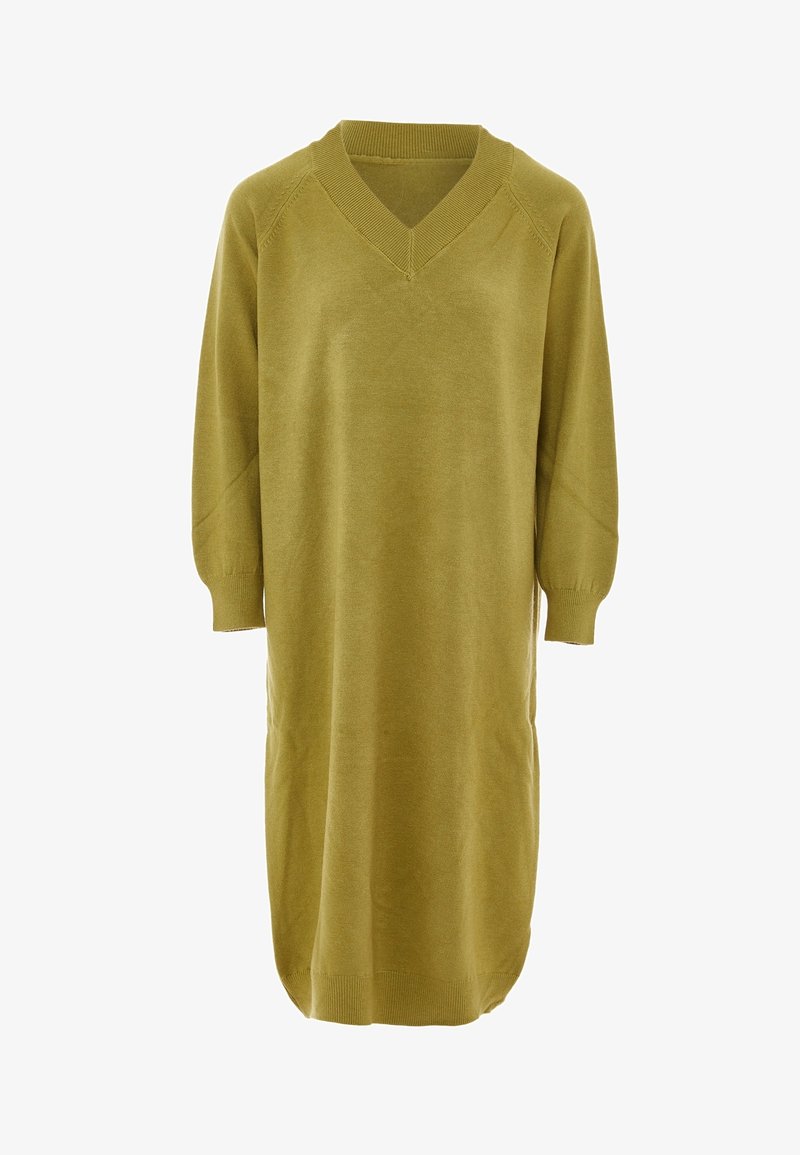 Olivenfarvet strikkjole med V-hals, trekvartærmer og en afslappet pasform. Blød tekstur med ribbede detaljer ved halsudskæringen og kanten.