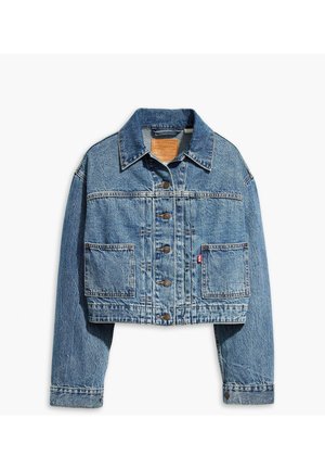 Veste en jean bleu courte avec manches longues, boutons sur le devant, deux poches carrées à l'avant et col pointu.