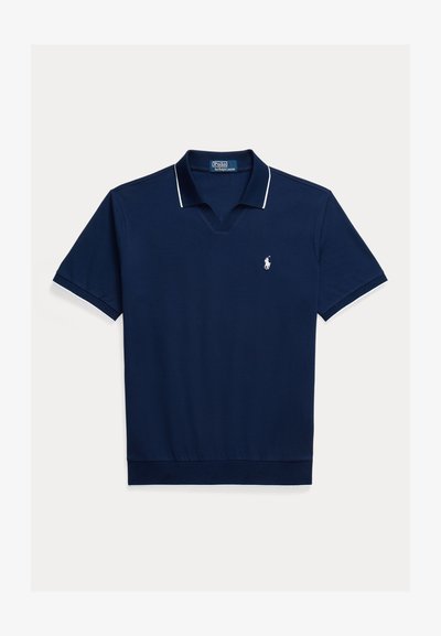 Μπλε ναυτικό πόλο πουκάμισο από βαμβάκι, με V λαιμόκοψη, κοντά μανίκια, λευκή επένδυση στο γιακά και στα μανίκια, με μικρό λογότυπο στο στήθος.