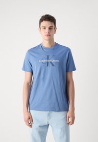 Calvin Klein Jeans HERO MONOGRAM TEE - Camiseta estampada - blue horizon