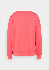 Korallenrotes Sweatshirt mit lockerem Schnitt, überschnittenen Schultern und gerippten Bündchen. Glatte Oberfläche, abgerundeter Halsausschnitt und keine sichtbaren Verschlüsse oder Akzente.