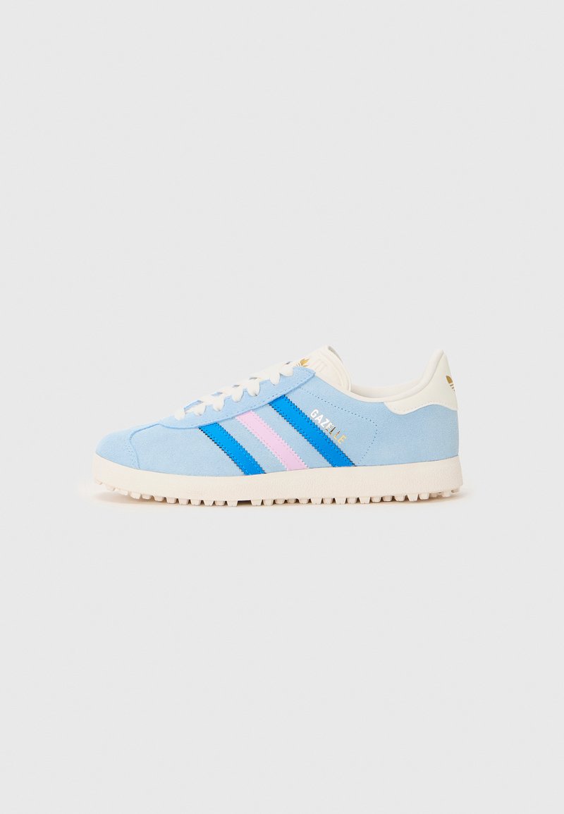 Baskets en daim bleu clair avec semelle en caoutchouc blanc, comportant des rayures diagonales bleues et roses, et un logo "GAZELLE" en doré.