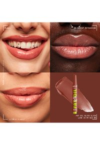 Présentation de produits pour les lèvres mettant en avant des teintes nude et brillantes sur des lèvres diverses. Un produit d'huile à lèvres avec un applicateur élégant et un emballage coloré est également inclus.