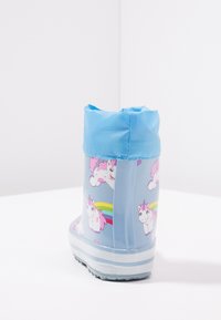 Blauwe waterdichte laars met een gladde textuur, versierd met roze eenhoorns en een regenboogontwerp. De zool heeft grijze accenten en een lichte hak.