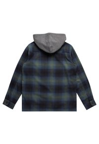 Camisa de cuadros en azul oscuro, verde y negro con una sudadera gris con capucha. Presenta mangas largas y puños con botones. Textura suave con un patrón a cuadros.