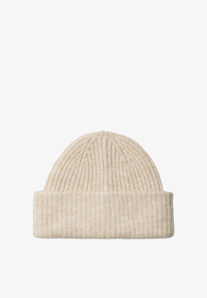 Bonnet beige en maille avec une texture côtelée et un revers plié. Matière douce avec une finition lisse et des variations subtiles de couleur.