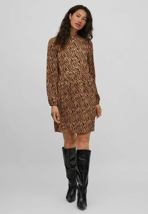 MIT LANGEN ÄRMELN GEMUSTERTES - Shirt dress - toasted coconut
