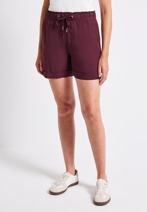 Bordeaux pull-on shorts met een elastische tailleband en trekkoorddetail, met een gladde textuur en een binnenbeenlengte tot halverwege de dijen.